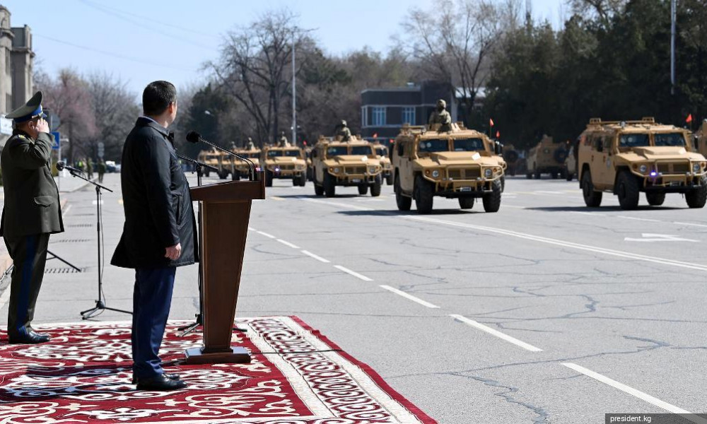 Президент Садыр Жапаров принял участие в церемонии вручения техники Пограничной службе ГКНБ и МЧС