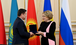 Торага Талант Мамытов награжден Юбилейной медалью МПА СНГ