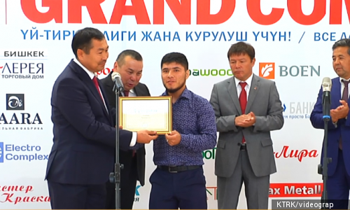 Иззат Артыковго эки бөлмөлүү батирдин сертификаты тапшырылды