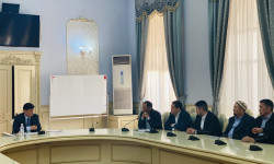 Бакыт Торобаев провёл встречу с представителями агропромышленных предприятий
