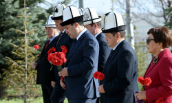 Президент Садыр Жапаров почтил память героев Апрельской революции