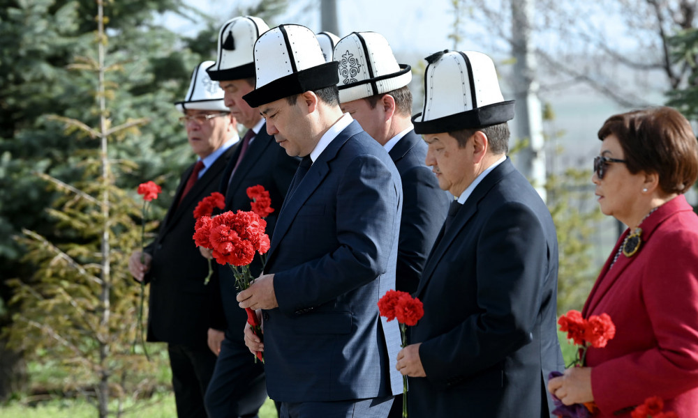 Президент Садыр Жапаров почтил память героев Апрельской революции