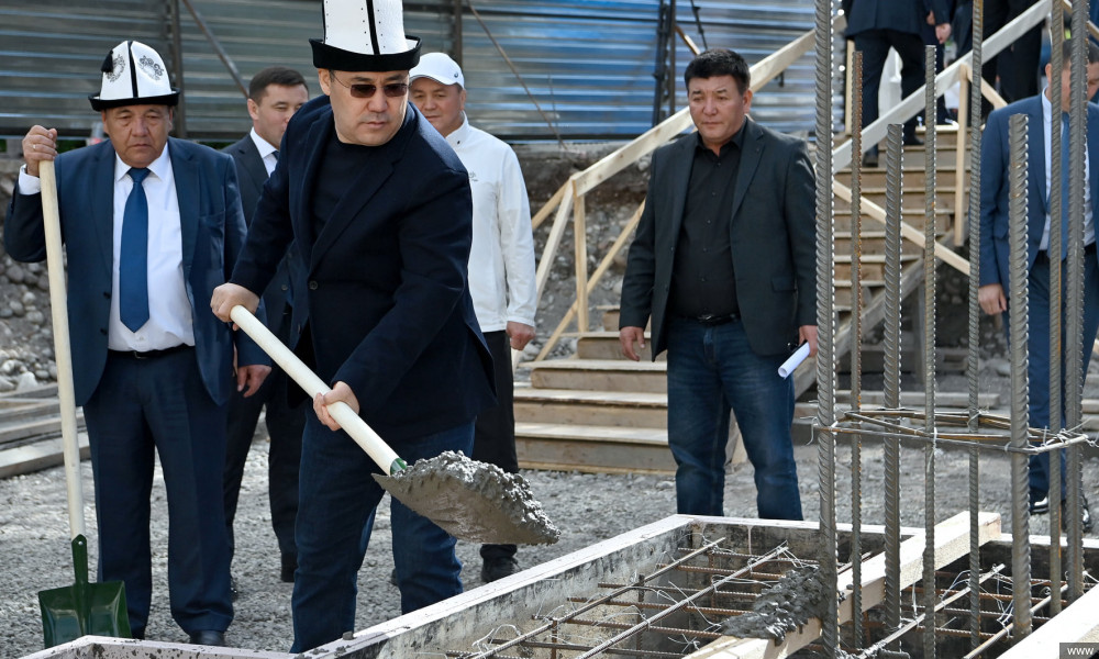 Садыр Жапаров күрөш боюнча кыз-келиндер курама командасы үчүн зал курууга капсула салды