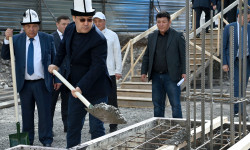 Президент заложил капсулу под строительство зала для женской сборной по борьбе в Бишкеке