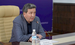 Замирбек Базарбеков КР судьяларын ротациялоо боюнча онлайн жыйын өткөрдү