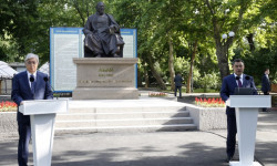 В Бишкеке открыт памятник казахскому поэту и писателю Абаю Кунанбай уулу