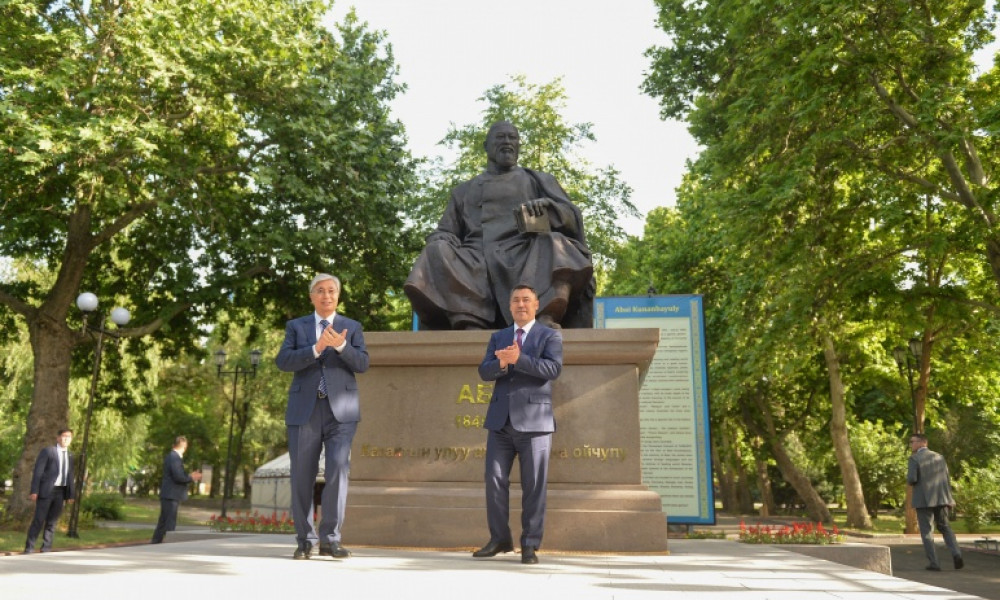 Бишкекте казак элинин улуу акыны жана кара сөз чебери Абай Кунанбай уулунун айкели ачылды