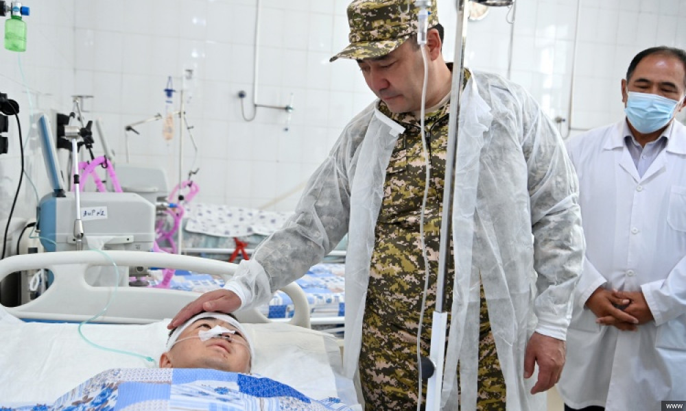 Садыр Жапаров кыргыз-тажик чек ара тилкесиндеги атышууда жаракат алган чек арачылардан кабар алды