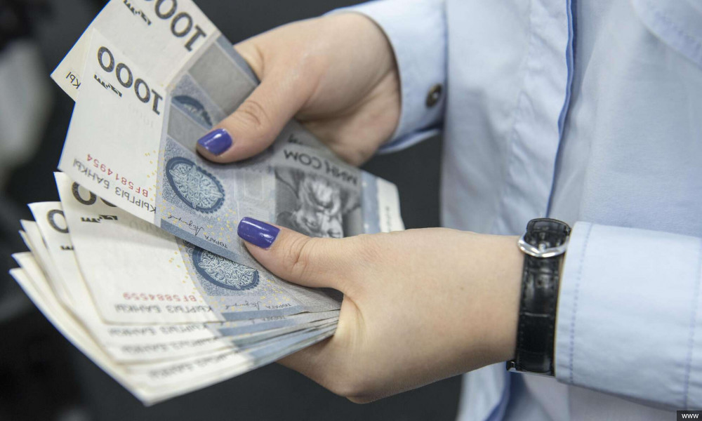 Мугалимди кубанткан колдоо, маанай көтөргөн маяна