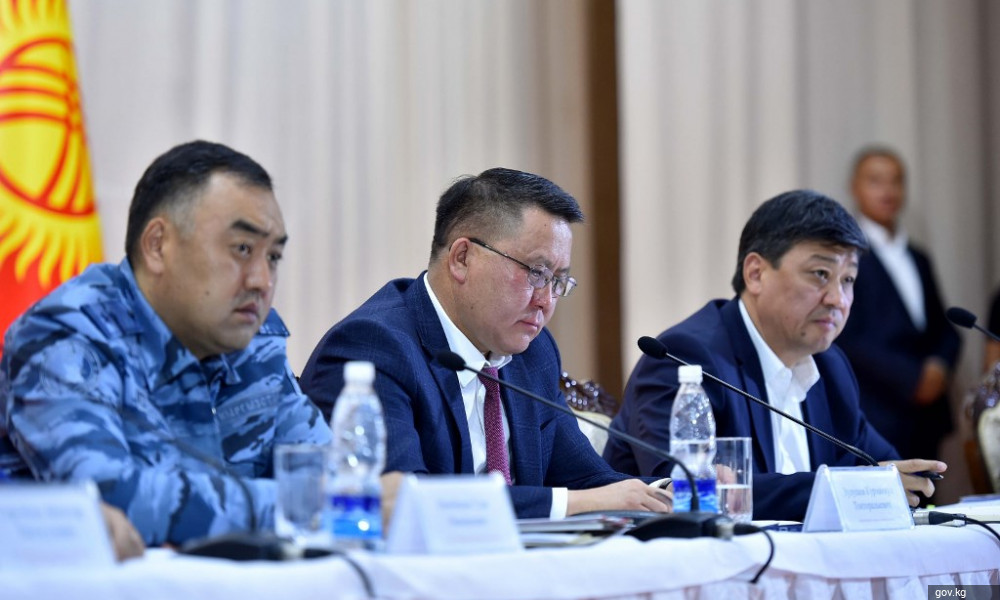 К.Зулушев, У.Ниязбеков жана Б.Төрөбаев Кара-Көл шаарынын тургундарынын көйгөйлөрүн угууда