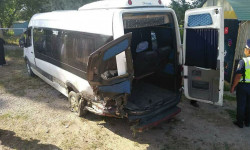 На Иссык-Куле уснувший водитель авто протаранил маршрутку на обочине дороги
