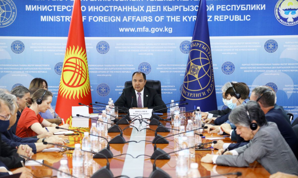 Нуран Ниязалиев провел брифинг для глав диппредставительств и международных организаций