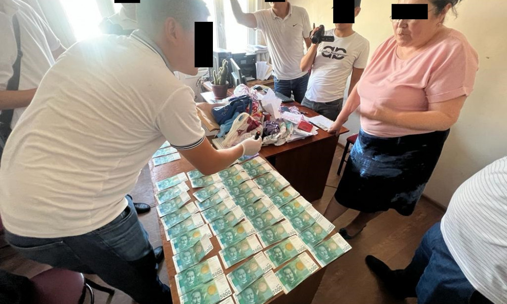 Мамлекеттик нотариус пара алып жаткан жеринен кармалды