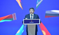 Акылбек Жапаров принял участие в открытии первого Молодежного форума