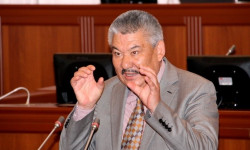 Бывший посол Азимбек Бекназаров намерен подать в суд на правительство