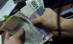 Госслужащие получили увеличенную зарплату