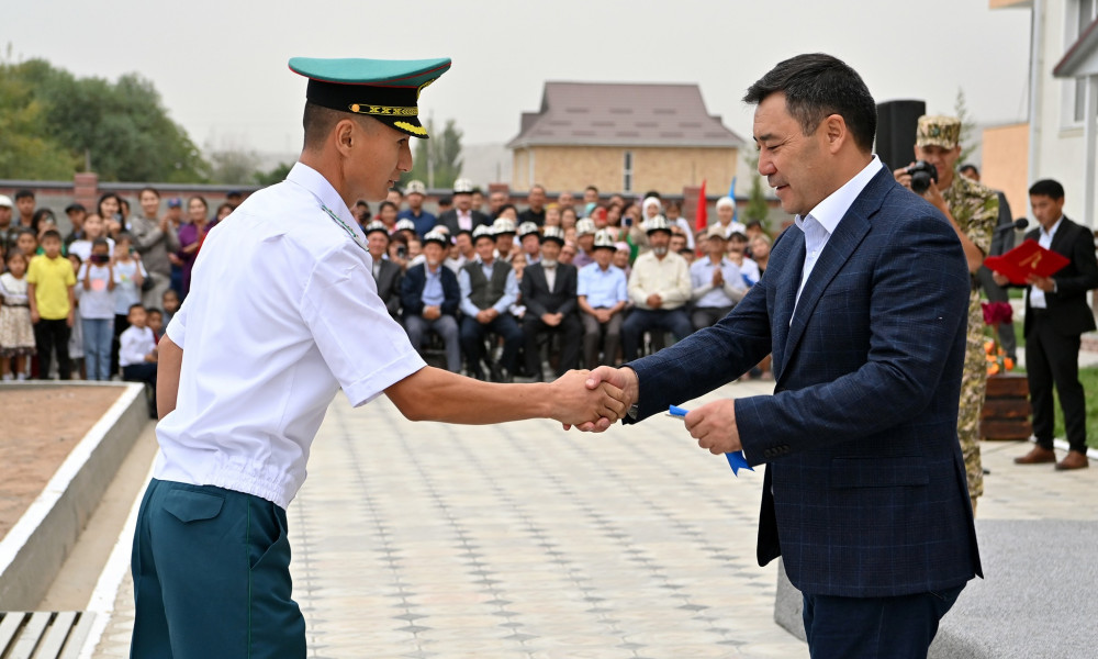 Президент Садыр Жапаров Чек ара кызматынын кызматкерлерине жаңы батирлердин ачкычтарын тапшырды