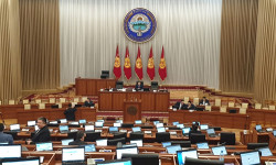 Депутаты Жогорку Кенеша проводят экстренное заседание