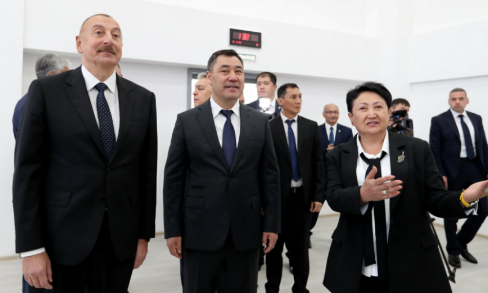  Садыр Жапаров менен Азербайжандын Президенти Ильхам Алиев чогуу Бишкектеги Низами Гянджеви атындагы мектепти ачышты 