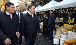 Садыр Жапаров посетил сельхозвыставку «АгроТехЭкспо-2022» и ярмарку «Алтын күз»
