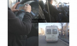 В Бишкеке оштрафовали водителя маршрутки, игравшего за рулем в телефоне