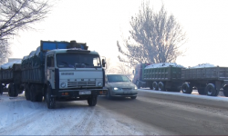 Стихийная торговля углём на объездной дороге