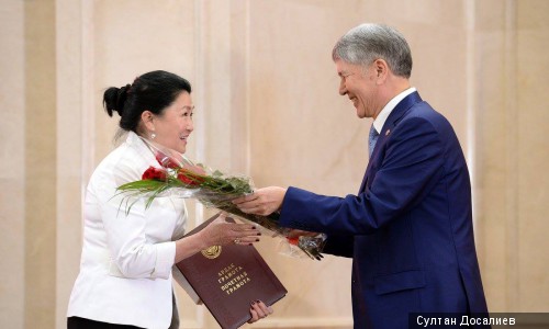 Президент мамлекеттик сыйлыктарды тапшырды