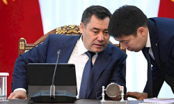 Э.Султанбаев жеткиликтүү ипотека жана өлкөнүн тышкы карызын соцдолбоорлорго алмаштыруу жөнүндө түшүндүрмө берди