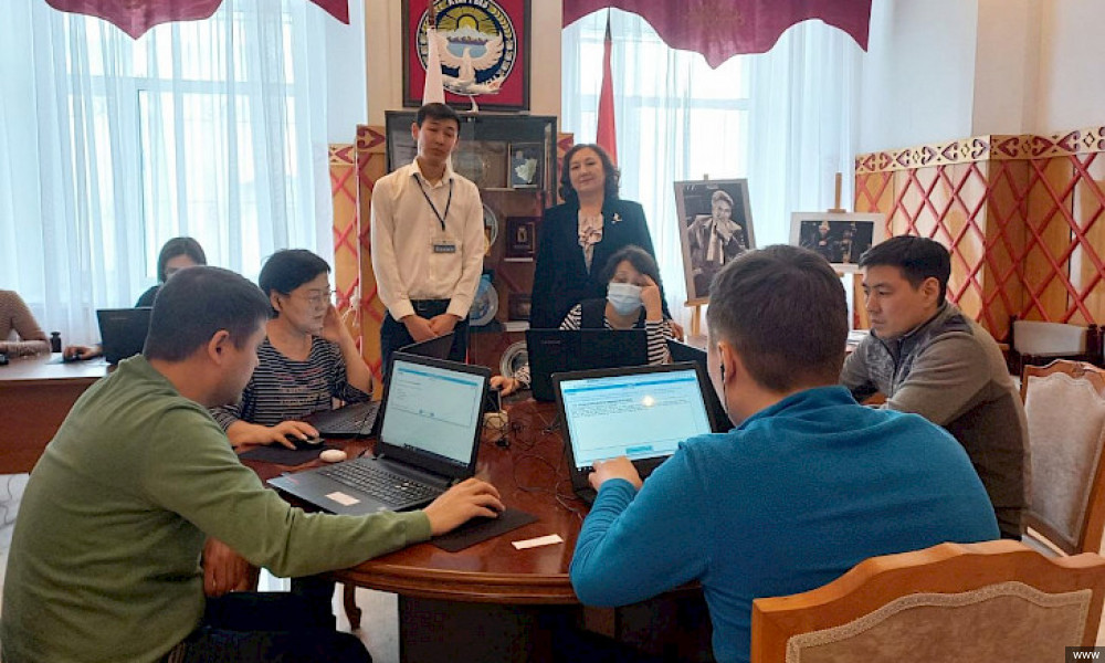 Москвада элчиликтин кызматкерлери кыргыз тилин билүү деңгээлин аныктоо боюнча тесттен өтүүдө