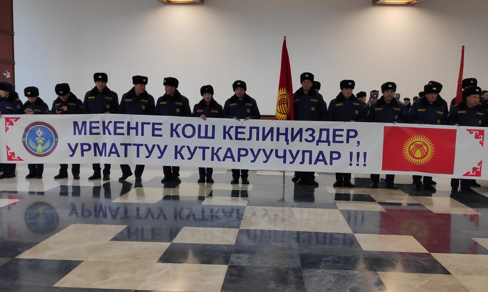 Министр Бообек Ажикеев куткаруучуларды тосуп алды