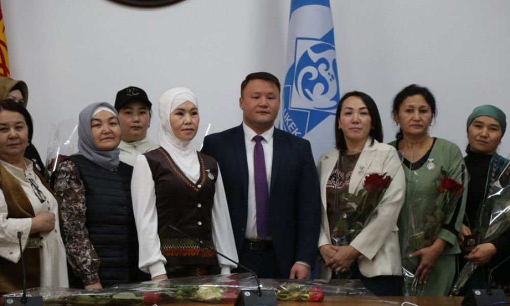 Бишкекте Баатыр энелерге сыйлыктар тапшырылды