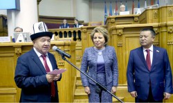 Шайлообек Дүйшеевге Ч.Айтматовдун сыйлыгы тапшырылды