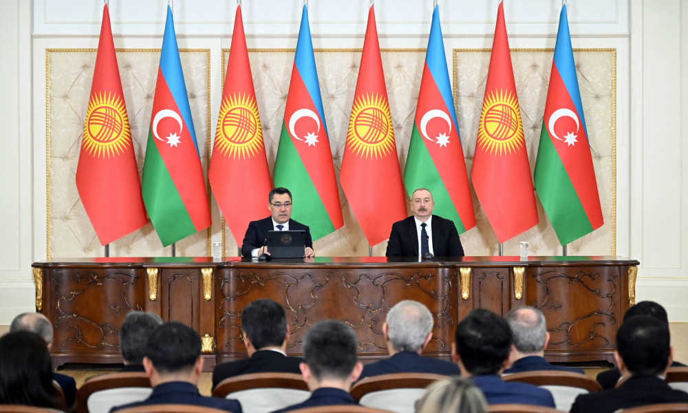  Садыр Жапаров Азербайжандын Президенти И.Алиев менен сүйлөшүүлөрүнүн жыйынтыгы боюнча ЖМК үчүн билдирүү жасады