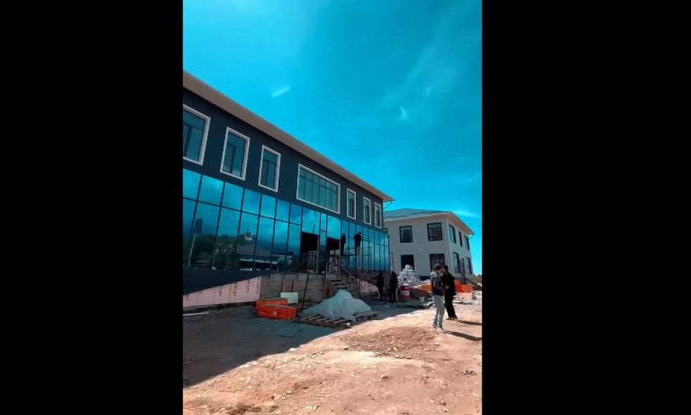 Строительство детского реабилитационного центра в Чолпон-Ате на стадии завершения – Туманбаев 