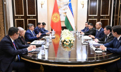 Акылбек Жапаров Үрүмчү шаарында Өзбекстандын премьер-министри Абдулла Арипов менен жолукту 