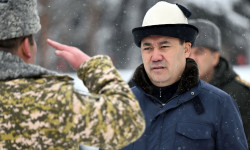 Президент Садыр Жапаров Караколдогу жаңыланган аскер бөлүгүнө барды (видео)
