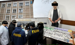 Бейтаптардан 20 миң сомго чейин акча алып жүрүүгө шектелген дарыгер кармалды