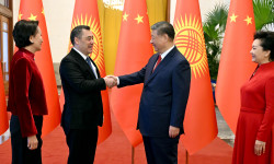 Президент Садыр Жапаровдун Кытайдын Төрагасы Си Цзиньпин менен расмий жолугушуу аземи болуп өттү 