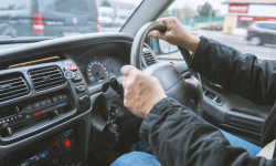 Мыйзамсыз кирген оң рулдуу автоунааларды легалдаштыруу баасы бычылды