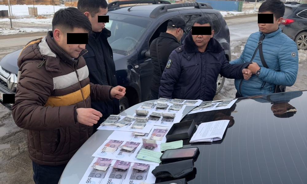 Таласта жол тескөөчүлөр пара менен кармалды