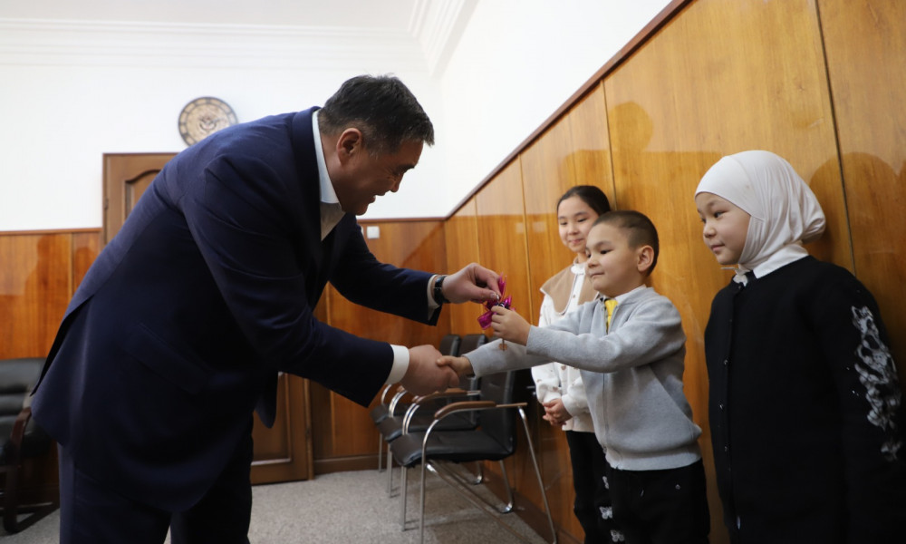 Камчыбек Ташиев жардам сурап кайрылган муктаж үй-бүлөгө 1 бөлмөлүү батир берди