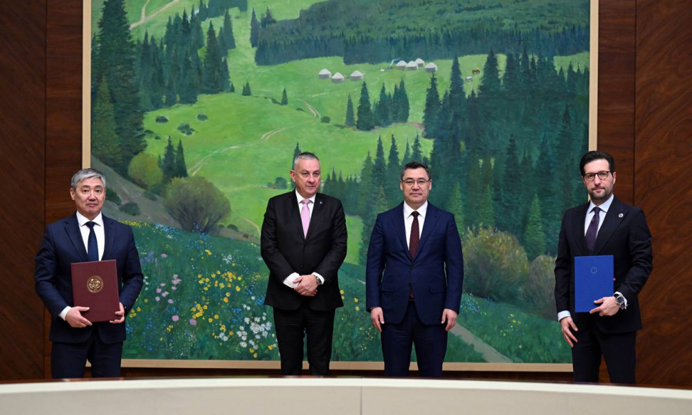 Президент Садыр Жапаров Европа Бирлигинин комиссары Йозеф Сикела менен жолугушту