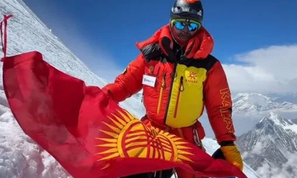 Альпинист Эдуард Кубатов водрузил флаг КР на вершину Аннапурны