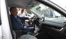 Адылбек Касымалиев социалдык кызматкерлерге кызматтык унаалардын ачкычын тапшырды