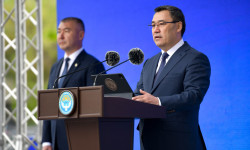 Президент Садыр Жапаров Бишкекте мамлекеттик ипотекалык компаниянын кезектеги батирлерин тапшырды