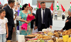 Баткенде Ыр майрамга Өзбекстан жана Тажикстандан коноктор келди