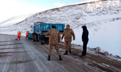 На дороге Бишкек-Нарын-Торугарт выпал снег, ведутся работы по очистке