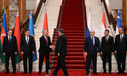  Адылбек Касымалиев КМШга мүчө мамлекеттердин Өкмөт башчылары менен биргеликте Тажикстандын Президенти Эмомали Рахмон менен жолукту