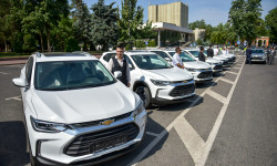 Экономика министрлигине заманбап кызматтык унаалар берилди
