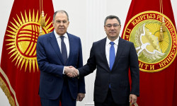 Президент Садыр Жапаров Чолпон-Ата шаарында Россиянын Тышкы иштер министри Сергей Лавровду кабыл алды
